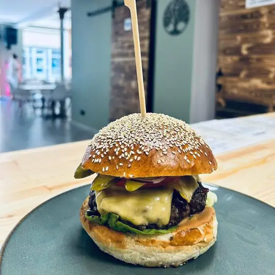 Burger z cheddarem