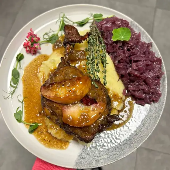 Udko z kaczki, puree, modra kapusta